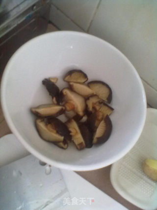 干香菇炒鸡肉的做法步骤：2