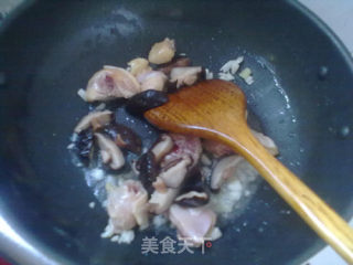 干香菇炒鸡肉的做法步骤：9