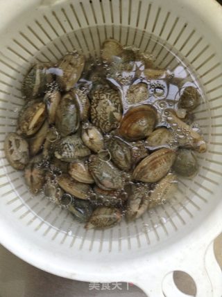 咖喱香爆花蛤的做法步骤：1
