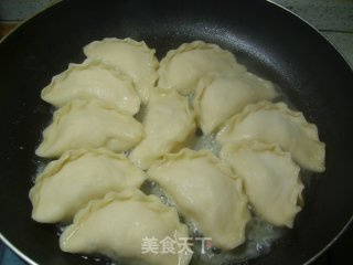 水煎饺的做法步骤：9