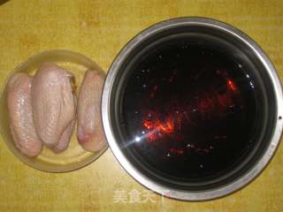 可乐鸡翅的做法步骤：1