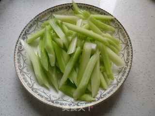 芹菜炒肉丝的做法步骤：1