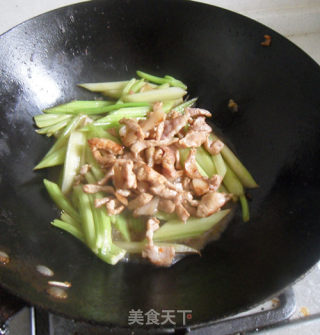 芹菜炒肉丝的做法步骤：6