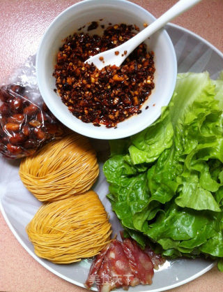 酸辣虾子面的做法步骤：1