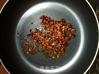 酸辣虾子面的做法步骤：2