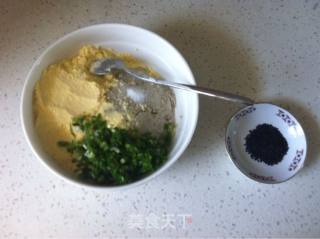 葱香杂粮芝麻小饼的做法步骤：2