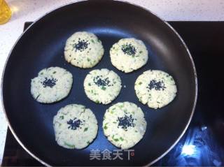 葱香杂粮芝麻小饼的做法步骤：7