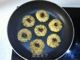 葱香杂粮芝麻小饼的做法步骤：9