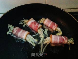 【黑椒培根金针卷】--附西红柿皮玫瑰花做法的做法步骤：5