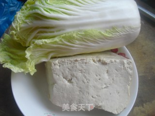 白菜炖豆腐的做法步骤：1