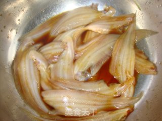 酥炸鳎米鱼的做法步骤：2
