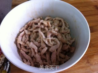 最爱家常菜之——鸡汁白菜炒肉丝的做法步骤：1