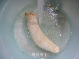 杏鲍菇烧夜开花的做法步骤：2