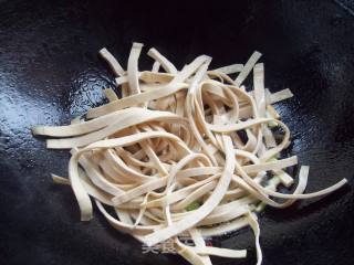 菠菜炒豆皮的做法步骤：4