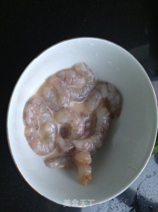 海鲜菇虾仁黄瓜的做法步骤：2