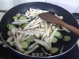 海鲜菇虾仁黄瓜的做法步骤：7