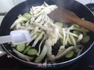 海鲜菇虾仁黄瓜的做法步骤：8