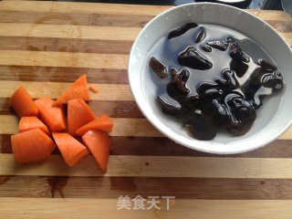 薏米胡萝卜母鸡汤的做法步骤：2