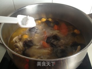 薏米胡萝卜母鸡汤的做法步骤：7