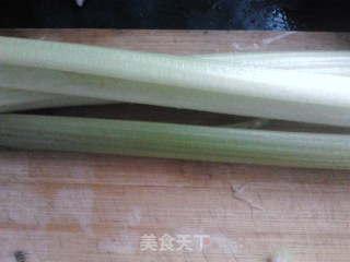 麻辣芹菜==超简单的做法步骤：1