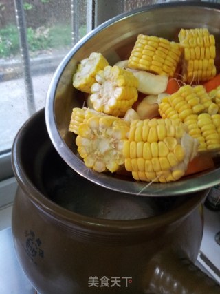 白切鸡+胡萝卜玉米马蹄山药汤的做法步骤：3