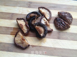 香菇青菜的做法步骤：1