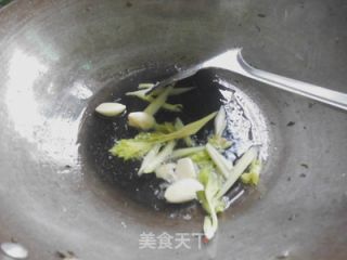 酸菜西芹炒肥肠的做法步骤：6