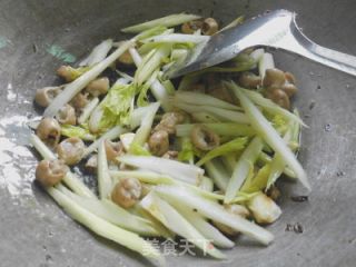 酸菜西芹炒肥肠的做法步骤：7
