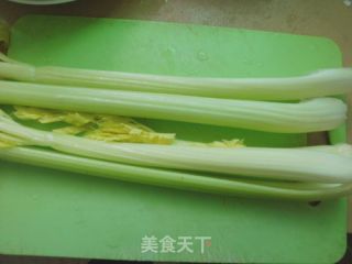 西芹炒鸡肉的做法步骤：1