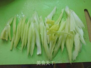 西芹炒鸡肉的做法步骤：2