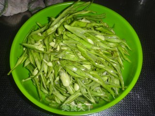 美味豆角丝的做法步骤：2