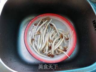手撕茶树菇炒肉的做法步骤：1