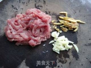 手撕茶树菇炒肉的做法步骤：3