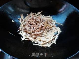 手撕茶树菇炒肉的做法步骤：6