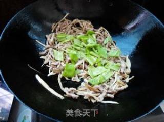 手撕茶树菇炒肉的做法步骤：7
