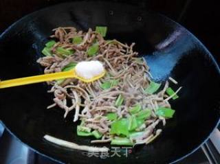 手撕茶树菇炒肉的做法步骤：8