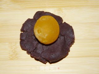 蛋黄酥的做法步骤：5