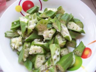 秋葵炒鸡蛋的做法步骤：1