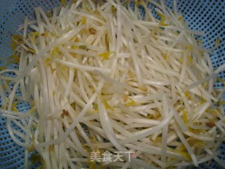 培根炒绿豆芽的做法步骤：1