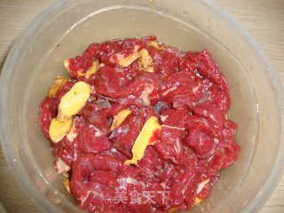丝瓜炒牛肉的做法步骤：1