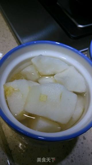 冰糖菊花炖雪梨的做法步骤：2