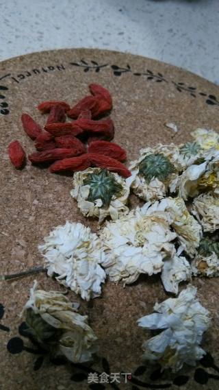 冰糖菊花炖雪梨的做法步骤：4
