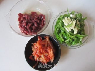 泡菜青椒牛肉丝的做法步骤：2