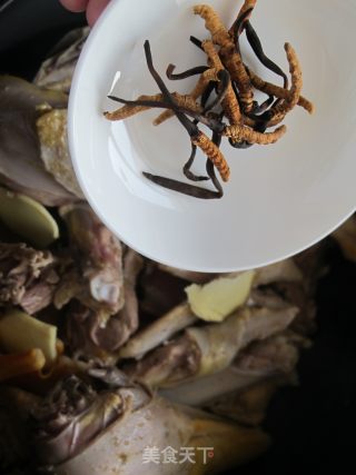 进补时间到——虫草老鸭煲的做法步骤：4