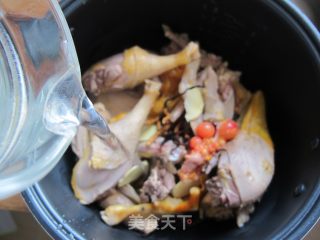 进补时间到——虫草老鸭煲的做法步骤：6