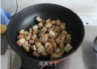 家宴必备豪华版红烧肉——海参红烧肉的做法步骤：5