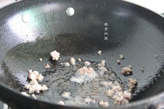 莴笋肉末炒饭的做法步骤：2
