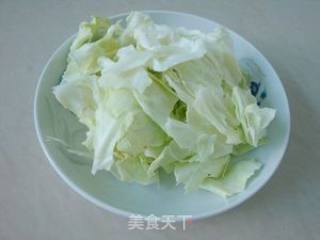 番茄炒手撕包菜的做法步骤：1