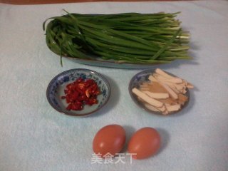 剁椒韭菜香干炒鸡蛋的做法步骤：1