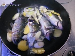 剁椒鲫鱼的做法步骤：8
